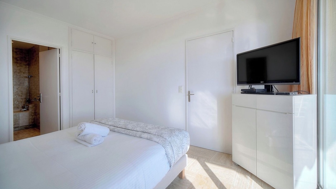 Photo of Bedroom in California - Pezou