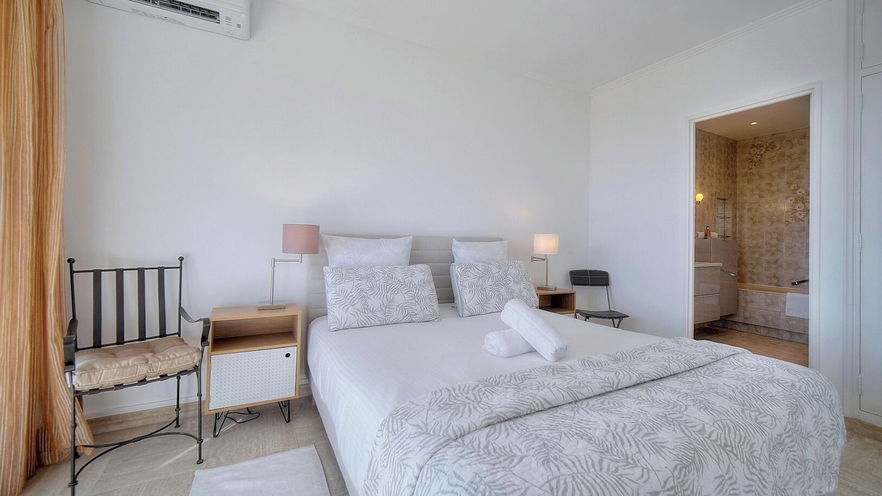 Photo of Bedroom in California - Pezou