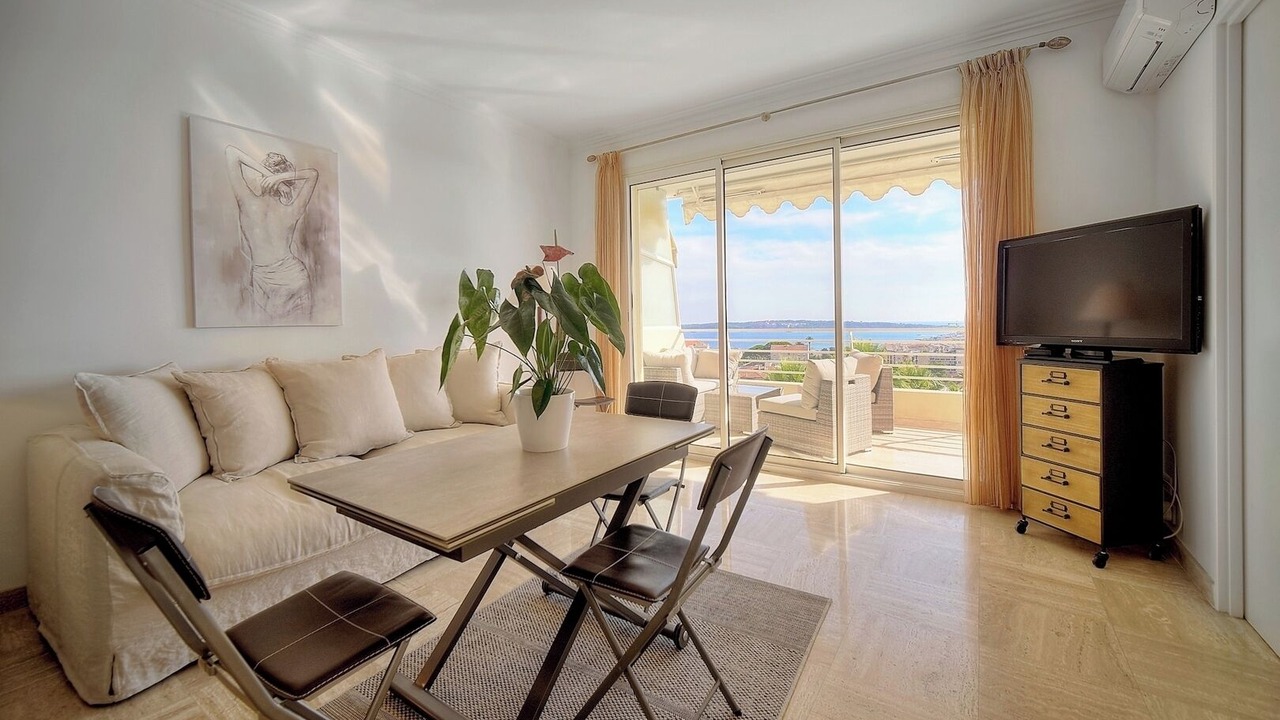 Photo of Livingroom in California - Pezou