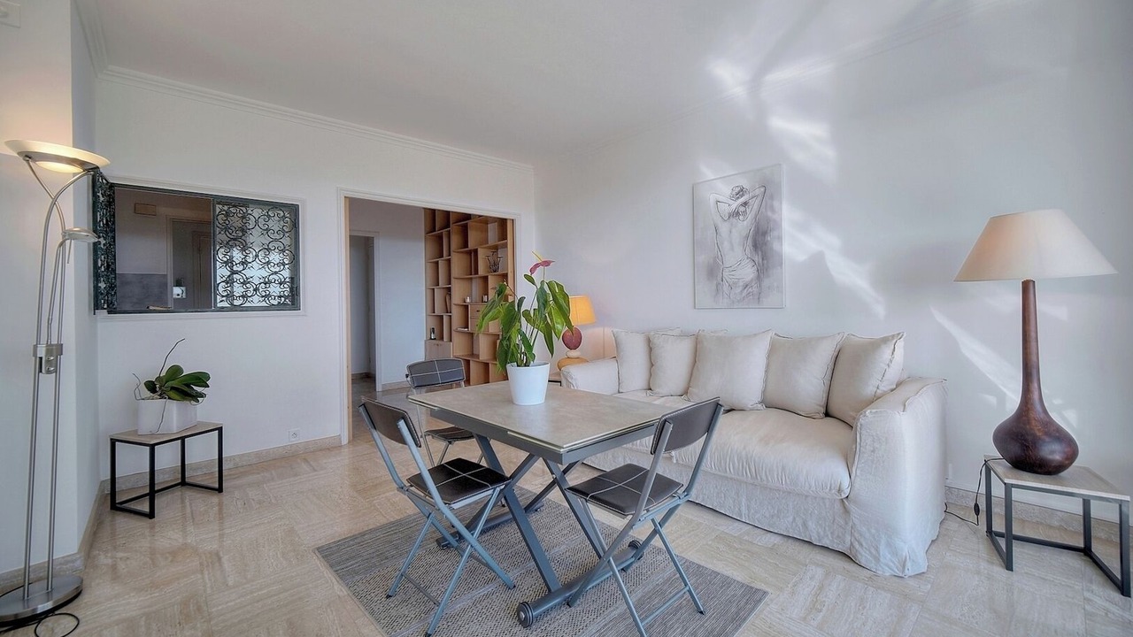 Photo of Livingroom in California - Pezou