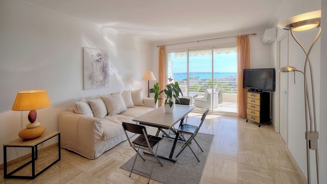 Photo of Livingroom in California - Pezou