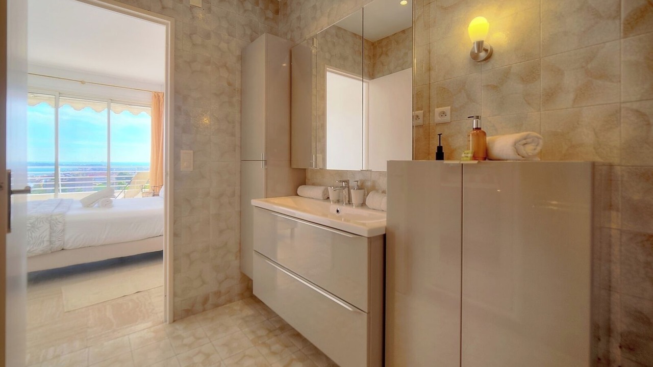 Photo of Bathroom in California - Pezou