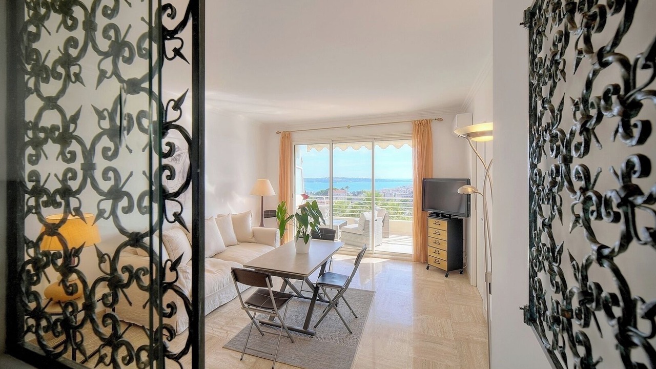 Photo of Livingroom in California - Pezou