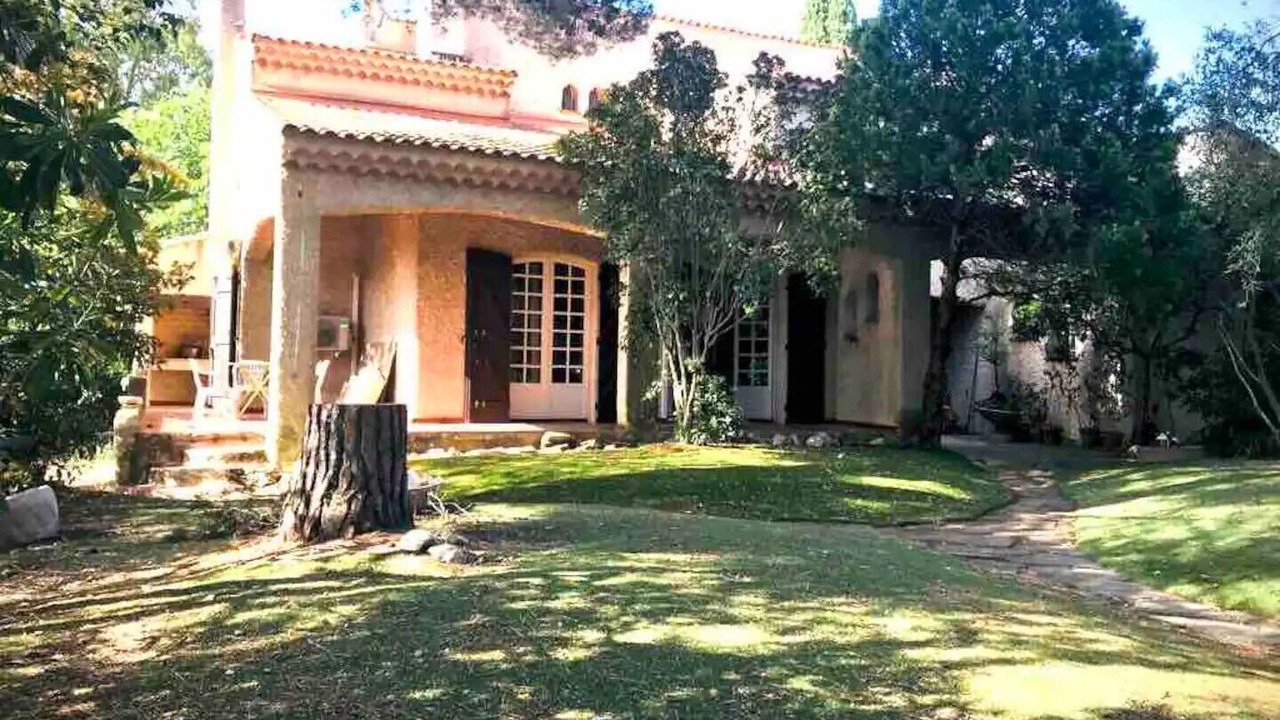 Photo of Outdoor in Saint-Mitre-les-Remparts