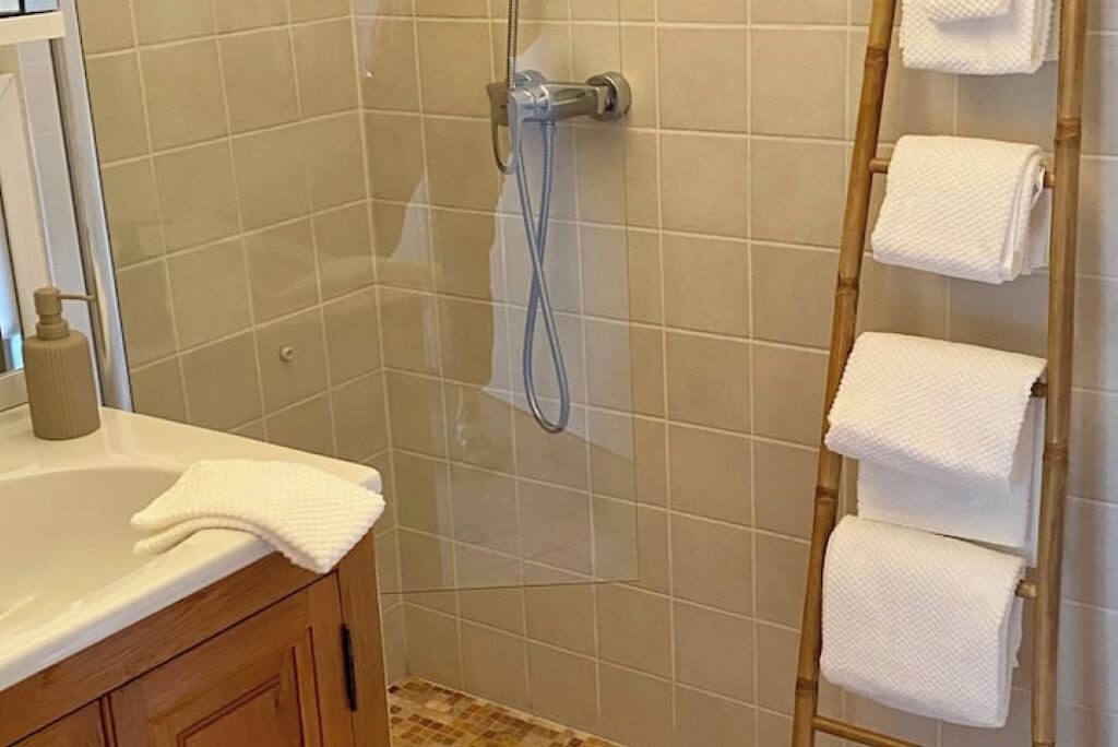 Photo of Bathroom in California - Pezou