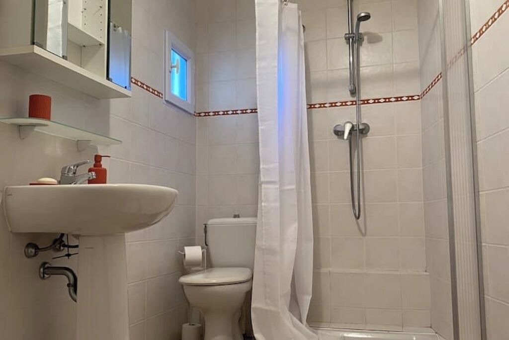 Photo of Bathroom in California - Pezou