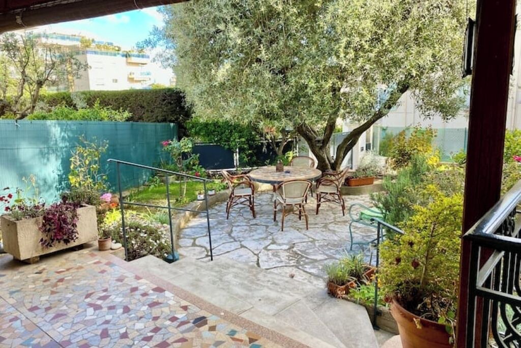 Photo of Outdoor in California - Pezou
