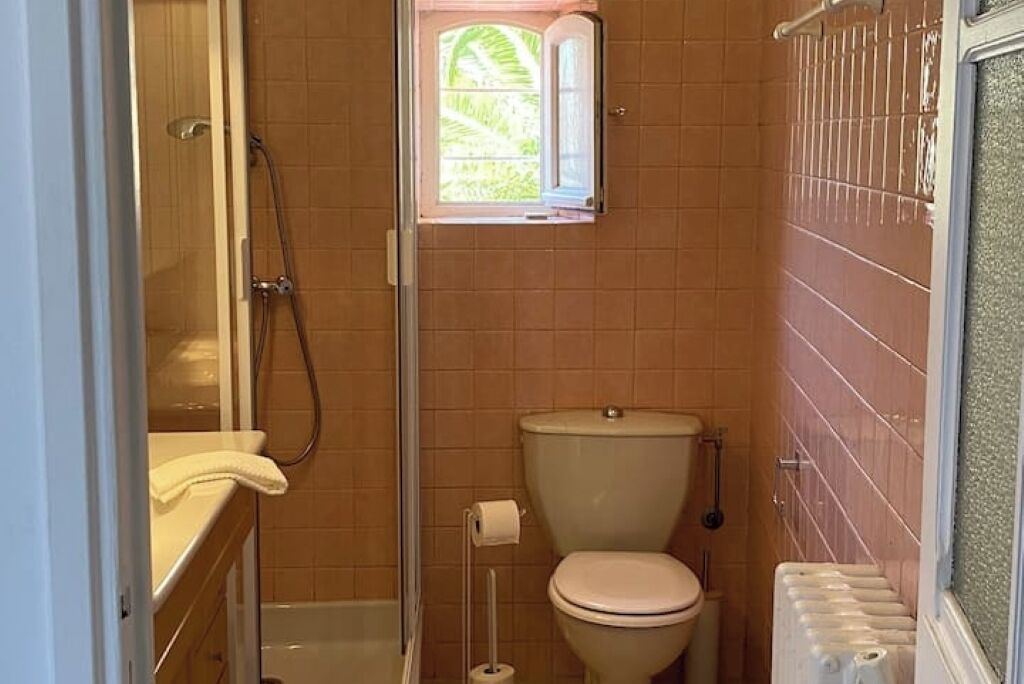 Photo of Bathroom in California - Pezou
