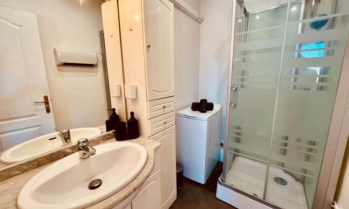 Photo of Bathroom in Simiane-Collongue