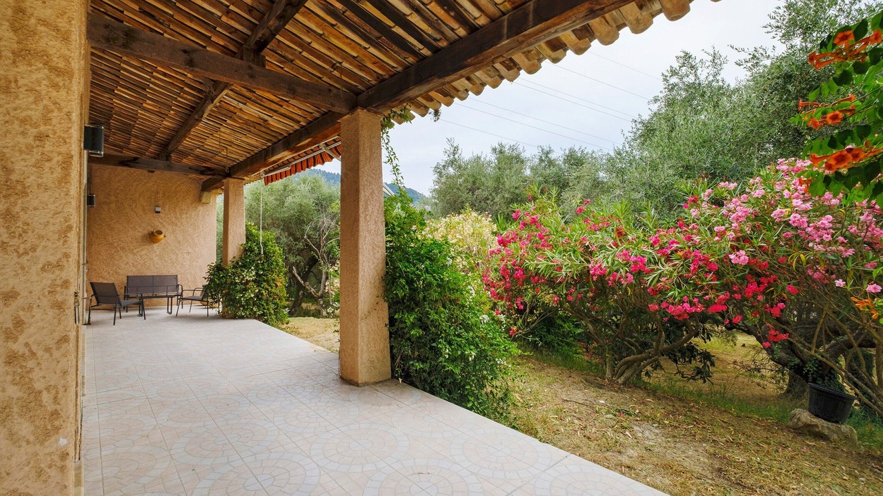 Photo of Patio Balcony in Drap