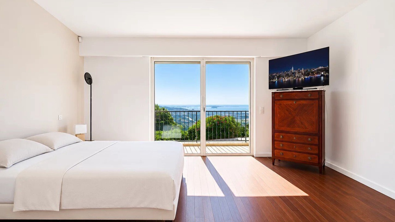 Photo of Bedroom in Mandelieu-La-Napoule