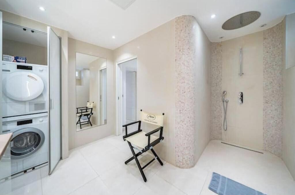 Photo of Bathroom in California - Pezou