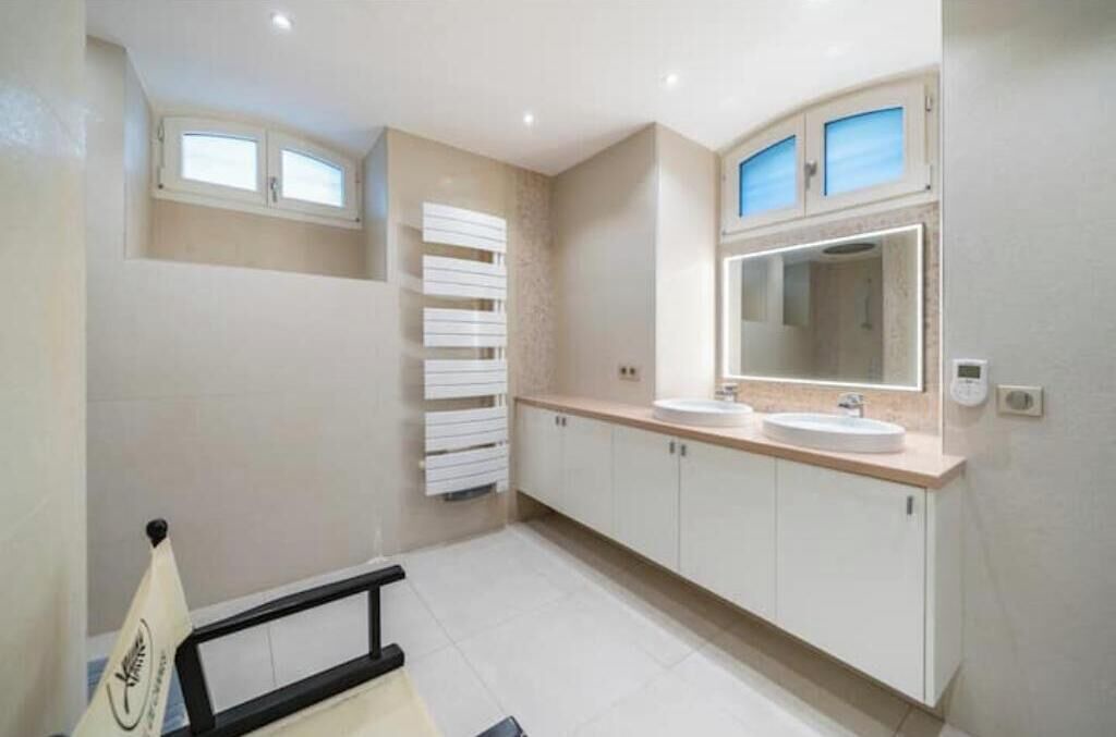 Photo of Bathroom in California - Pezou