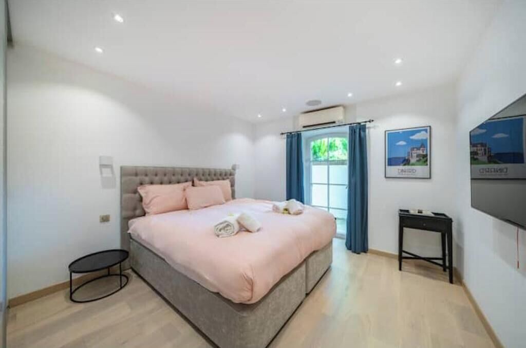 Photo of Bedroom in California - Pezou