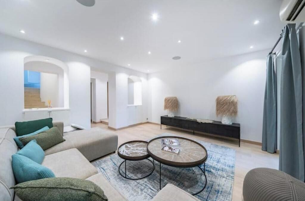 Photo of Livingroom in California - Pezou