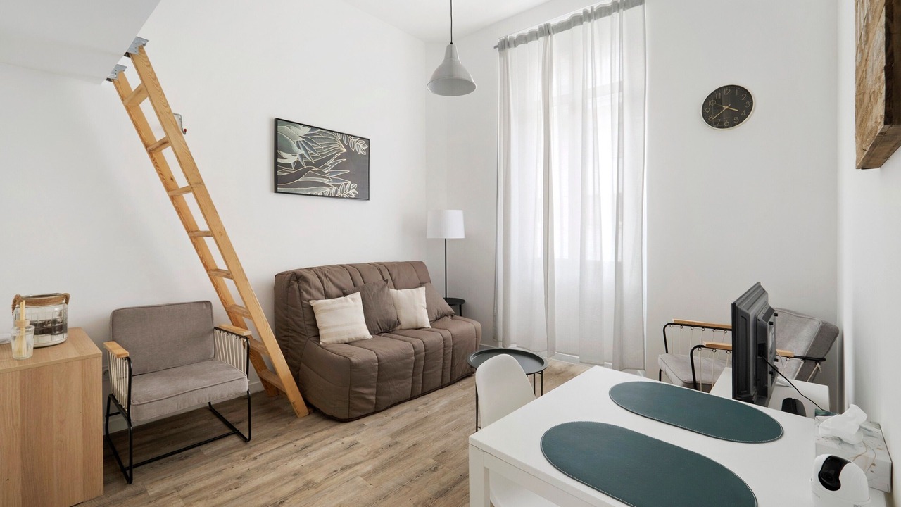 Photo of Livingroom in California - Pezou