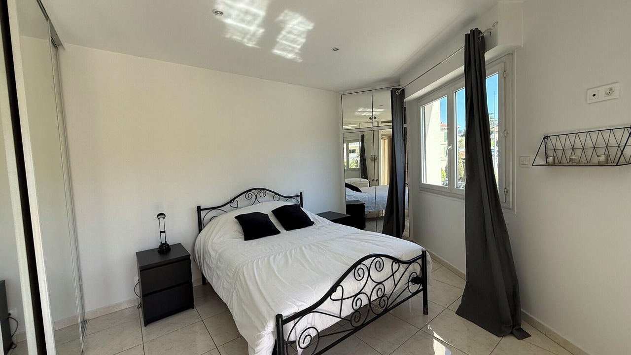 Photo of Bedroom in Prado - Republique