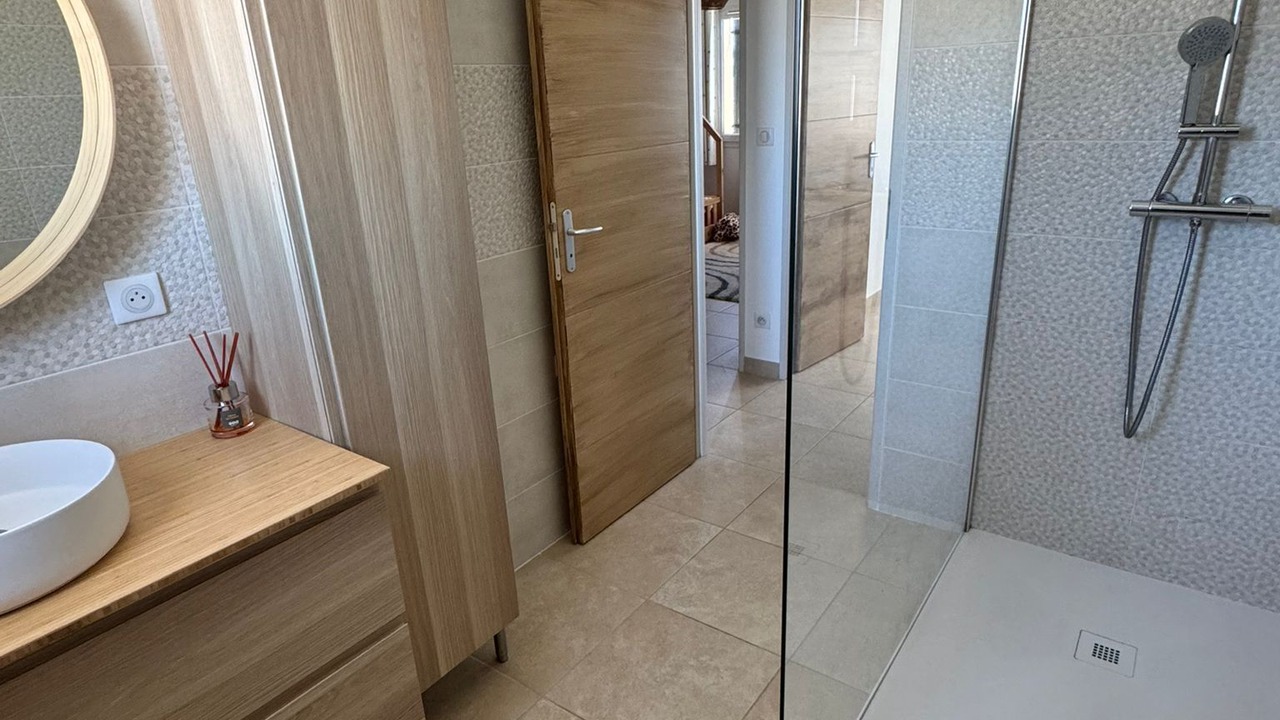 Photo of Bathroom in Raphele-les-Arles