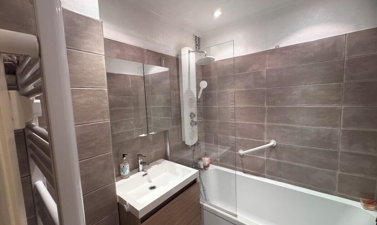 Photo of Bathroom in Peone