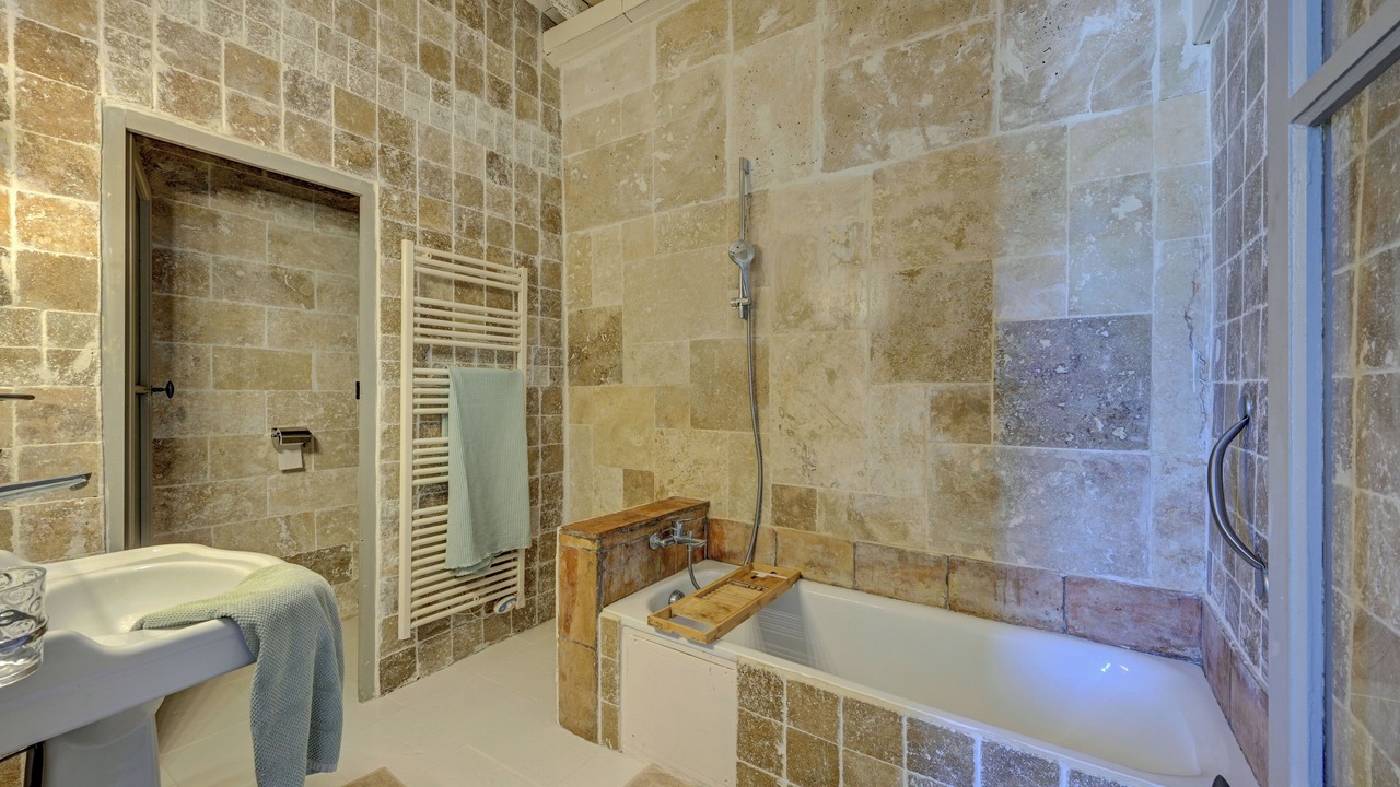Photo of Bathroom in Arles