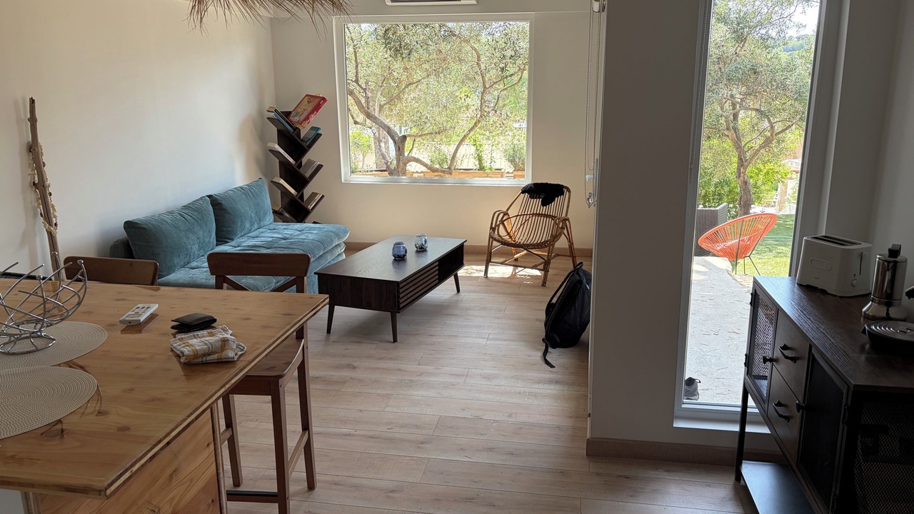 Photo of Livingroom in Saint-Mitre-les-Remparts