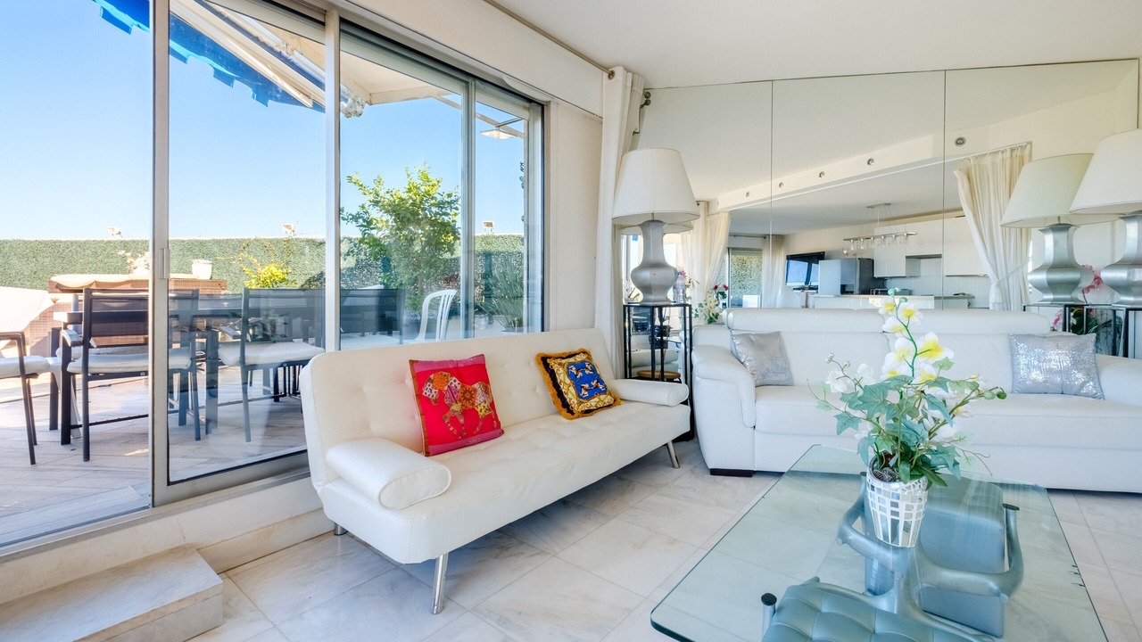 Photo of Livingroom in California - Pezou
