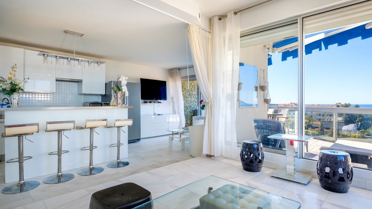 Photo of Livingroom in California - Pezou