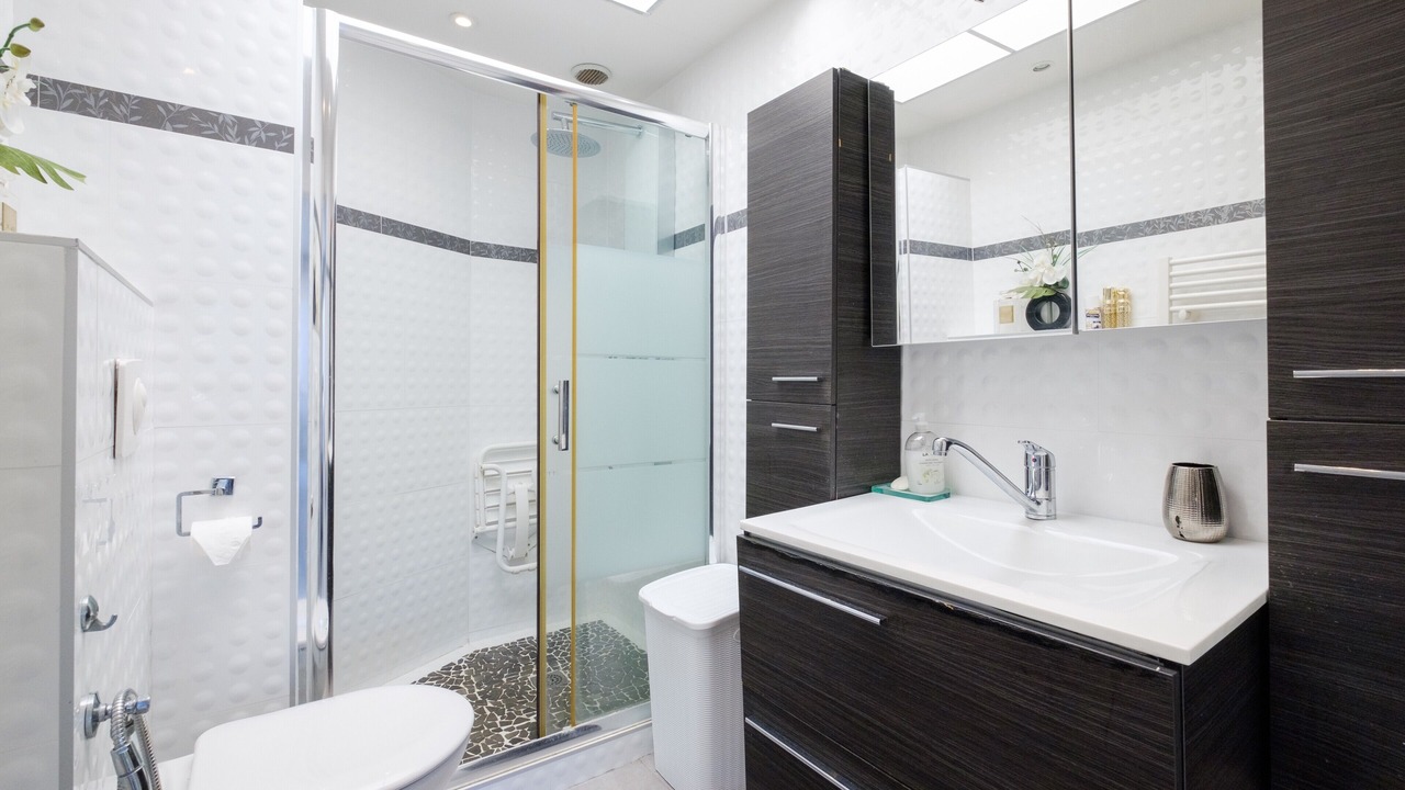 Photo of Bathroom in California - Pezou