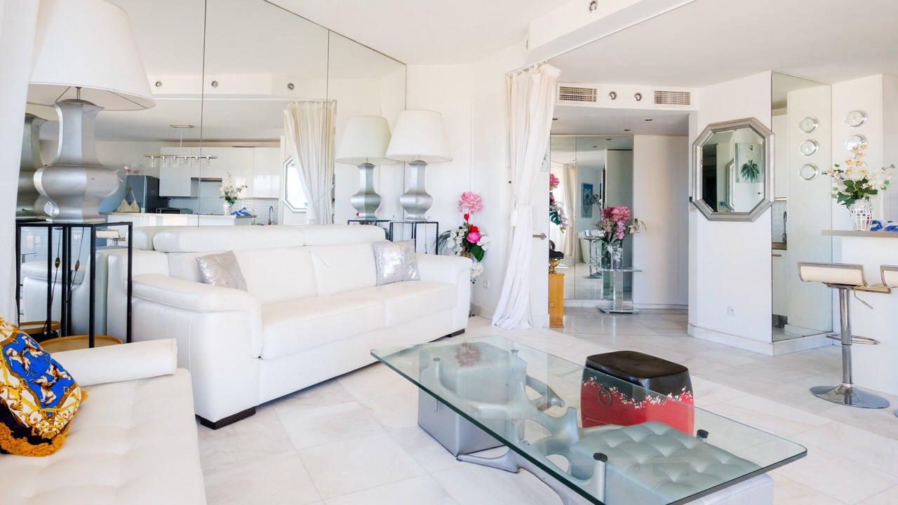Photo of Livingroom in California - Pezou