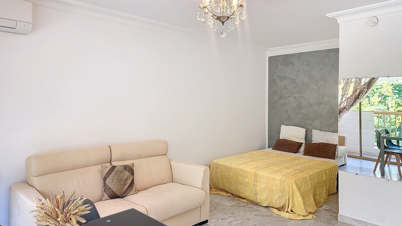 Photo of Livingroom in California - Pezou
