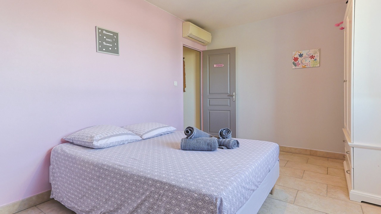 Photo of Bedroom in Noves