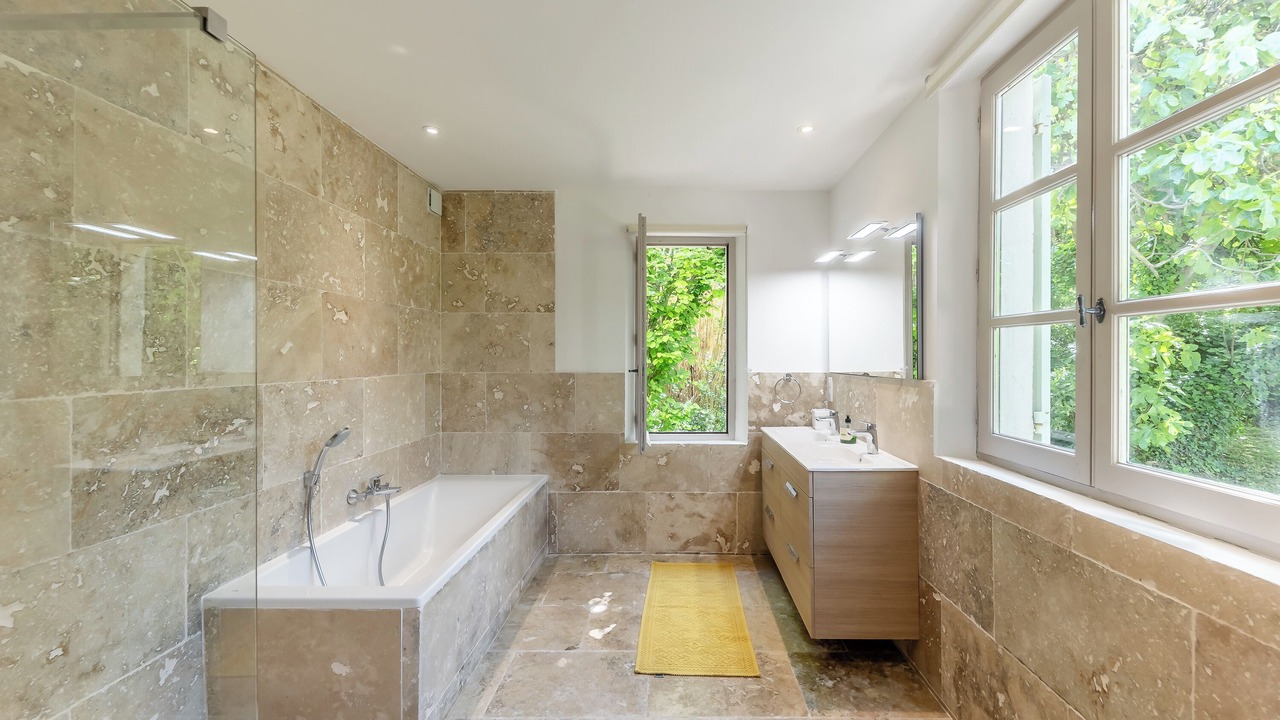 Photo of Bathroom in St.-Remy-de-Provence