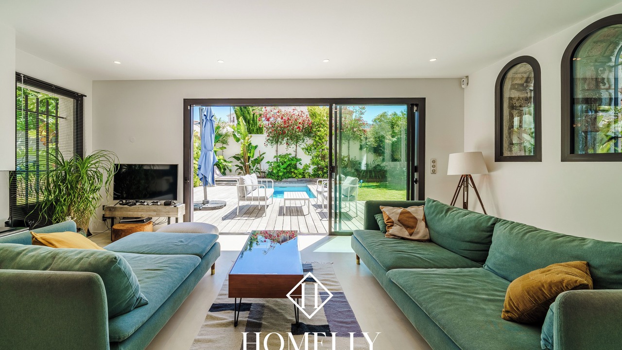 Photo of Livingroom in 8th Arrondissement