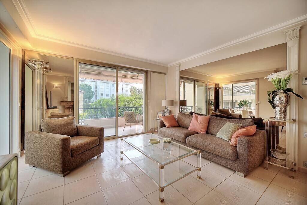Photo of Livingroom in California - Pezou