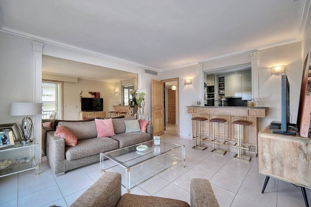 Photo of Livingroom in California - Pezou