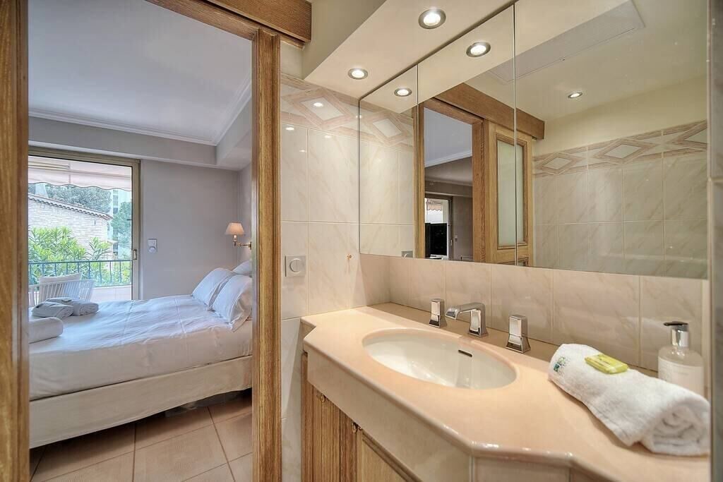 Photo of Bathroom in California - Pezou