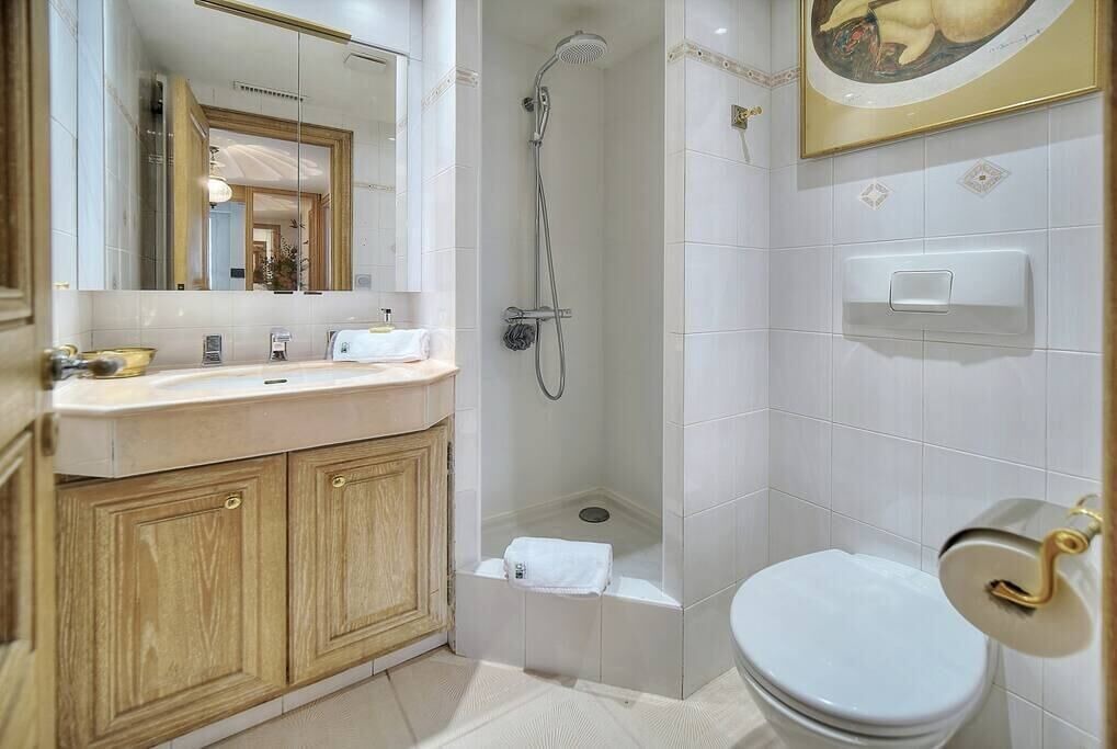 Photo of Bathroom in California - Pezou