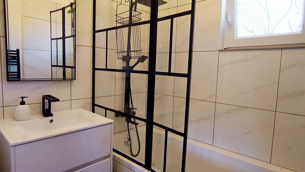 Photo of Bathroom in Malijai