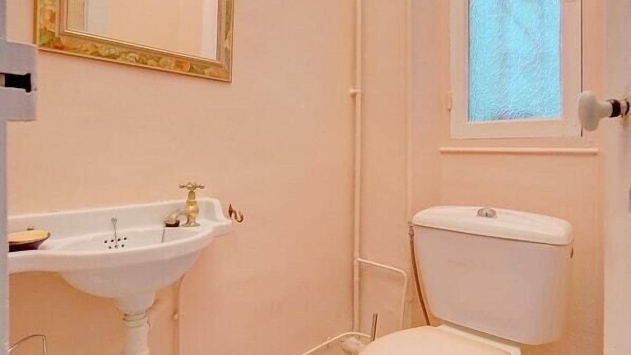 Photo of Bathroom in California - Pezou
