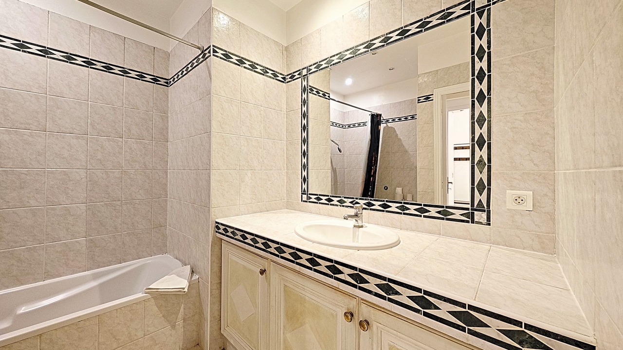 Photo of Bathroom in California - Pezou