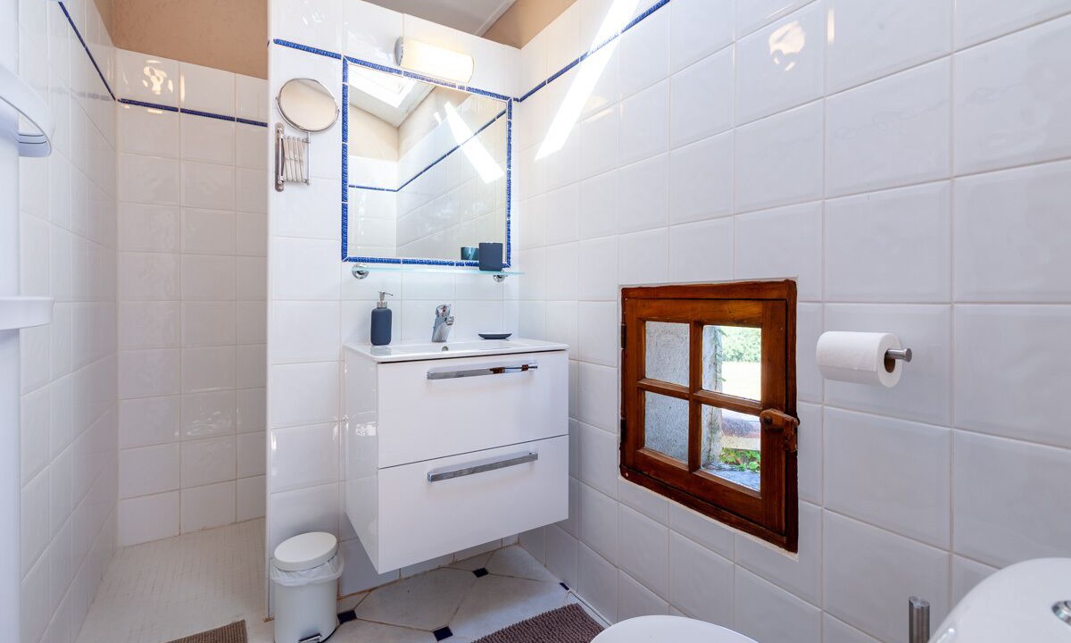 Photo of Bathroom in Saint-Cesaire-de-Gauzignan