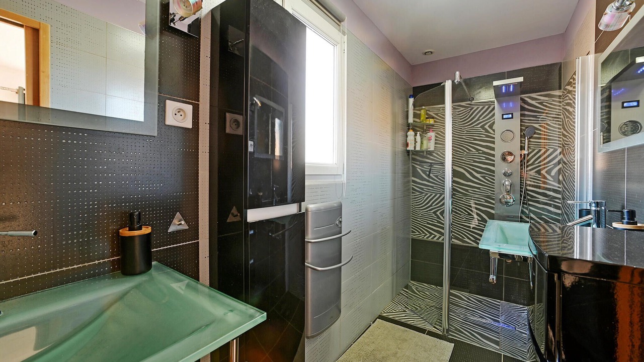 Photo of Bathroom in Raphele-les-Arles
