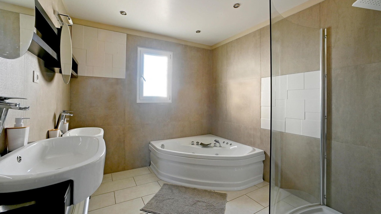 Photo of Bathroom in Raphele-les-Arles