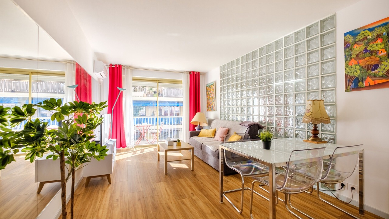Photo of Livingroom in California - Pezou