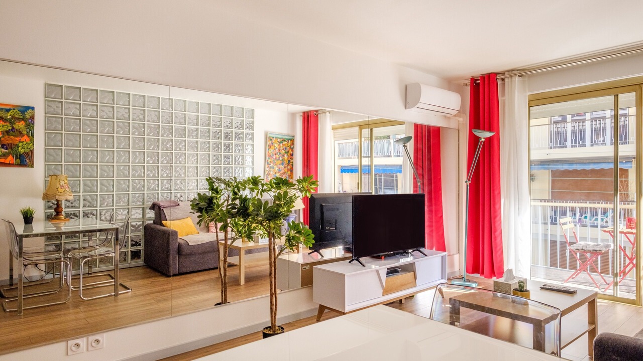 Photo of Livingroom in California - Pezou