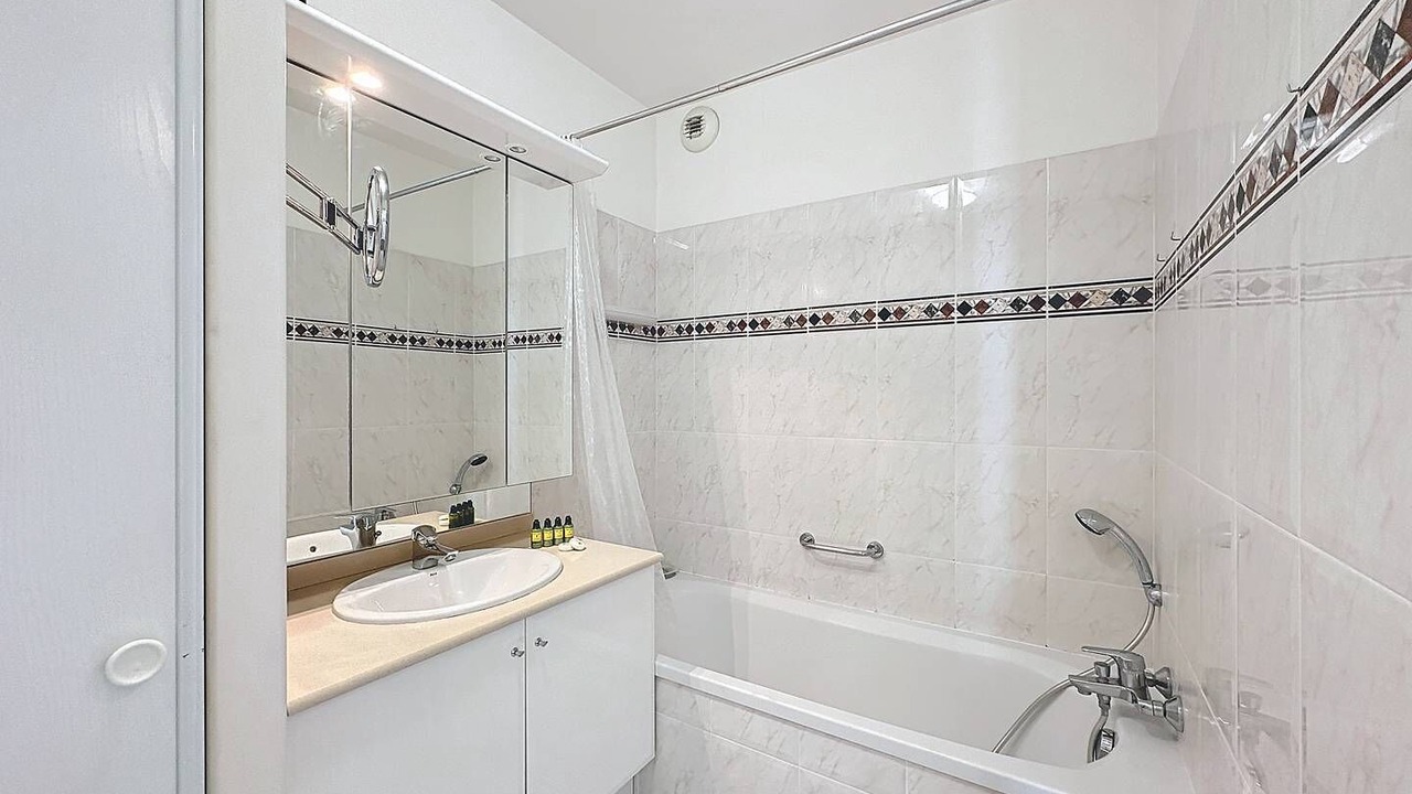 Photo of Bathroom in Prado - Republique