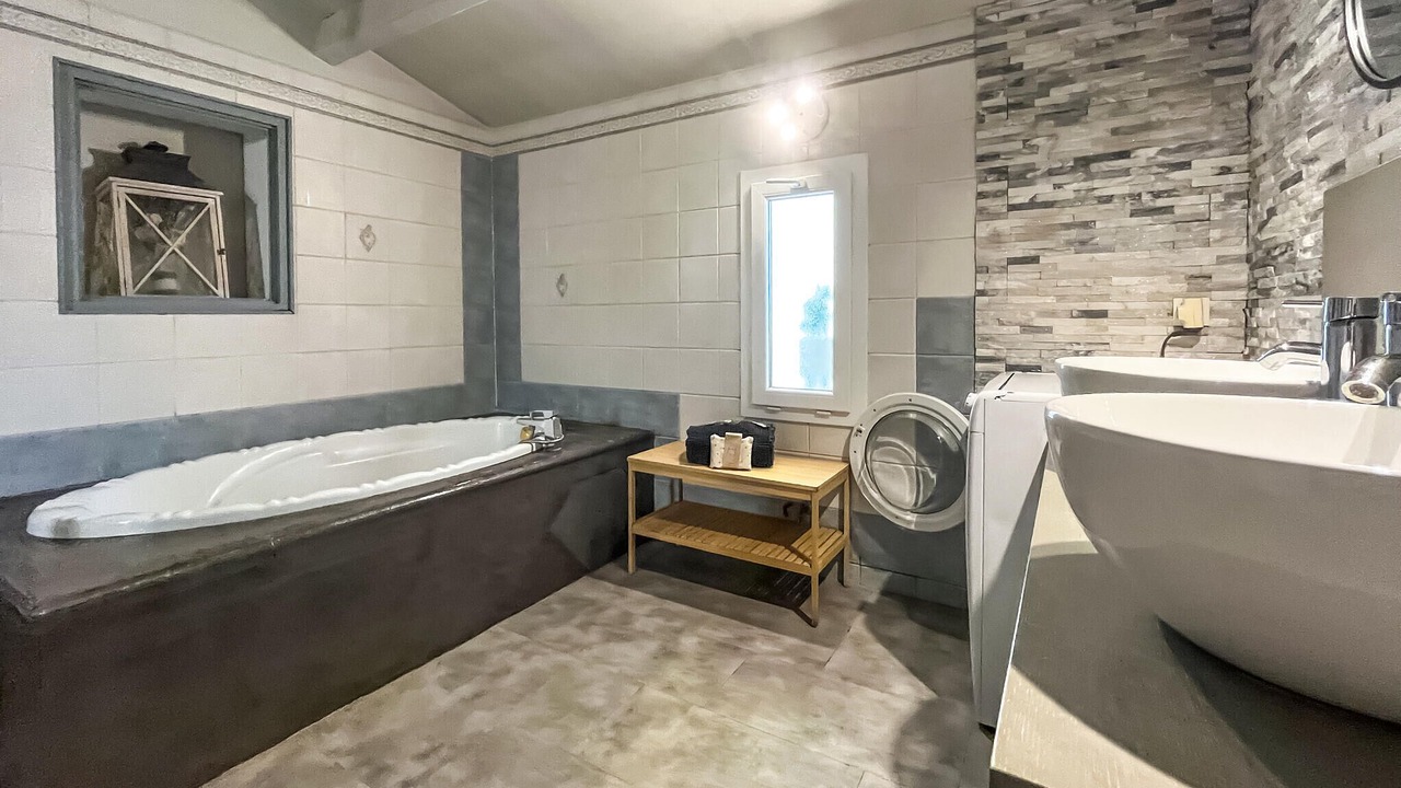 Photo of Bathroom in Arles