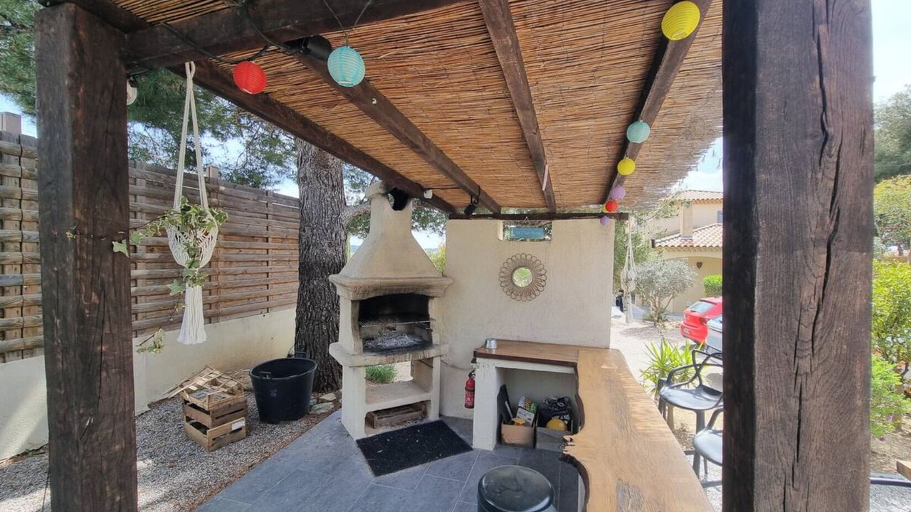 Photo of Patio Balcony in La Fare-les-Oliviers