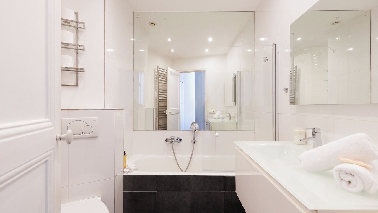 Photo of Bathroom in California - Pezou