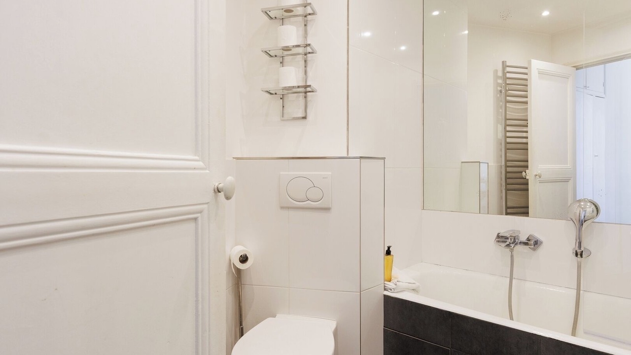 Photo of Bathroom in California - Pezou